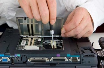 Technicien travaille sur un ordinateur - Informatique80-Amiens 